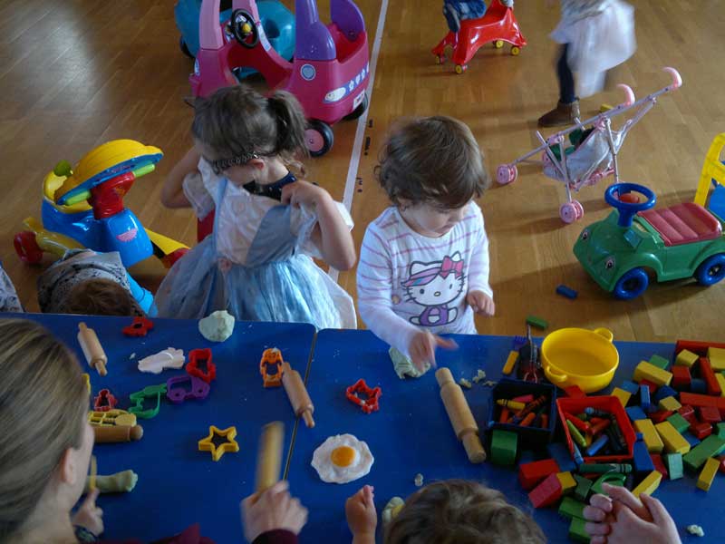 Picture of two children at Jolly Tots toddler group